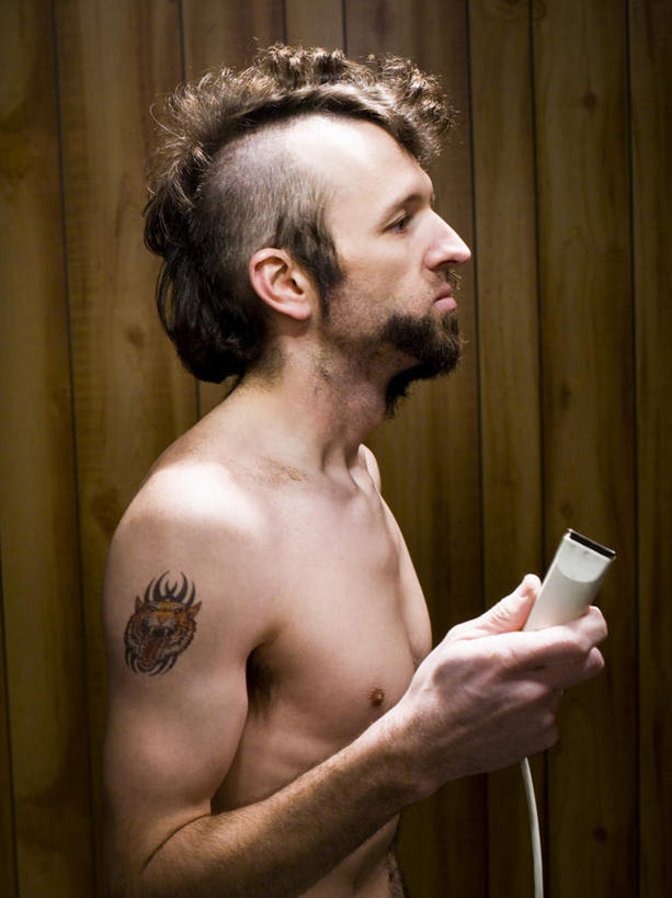 西方人,一个人,站,竖图,室内,白天,侧面,时尚,欧洲,欧洲人,仅一个男性,仅一个人,仅一个中年男性,握,剃须刀,墙,拿,拿着,注视,文化,裸露,纹身,墙壁,墙面,观察,看,清洁,站着,个性,护理,握着,信仰,观看,刮胡刀,察看,家电,家用电器,关注,剃须,刺青,裸,追求,电动剃须刀,想象,文身,勇气,崇拜,张扬,仪容,仪表,男人,男性,中年男性,白种人,站立,半身,彩图,小家电