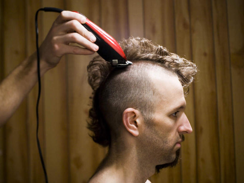 西方人,一个人,坐,举,横图,室内,白天,侧面,欧洲,欧洲人,仅一个男性,仅一个人,仅一个中年男性,握,阴影,反射,剃须刀,影子,墙,拿,拿着,注视,墙壁,墙面,观察,看,清洁,托,护理,握着,观看,刮胡刀,察看,家电,家用电器,关注,剃须,电动剃须刀,仪容,仪表,男人,男性,中年男性,白种人,举起,举手,举着,向上举,向上伸,向上托,坐着,半身,彩图,小家电