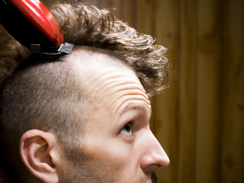 西方人,脸,头,脸颊,一个人,坐,举,横图,室内,特写,白天,侧面,欧洲,欧洲人,仅一个男性,仅一个人,仅一个中年男性,握,阴影,反射,剃须刀,影子,墙,拿,拿着,注视,墙壁,墙面,观察,看,清洁,托,护理,握着,观看,刮胡刀,察看,家电,家用电器,关注,剃须,电动剃须刀,仪容,仪表,男人,男性,中年男性,白种人,头部,脸部,脸蛋,面部,举起,举手,举着,向上举,向上伸,向上托,坐着,半身,彩图,小家电