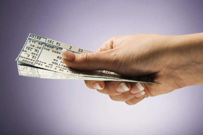 西方人,手,一个人,横图,室内,特写,白天,正面,欧洲,欧洲人,仅一个年轻女性,仅一个女性,仅一个人,两张,握,纸,拿,拿着,手部,握着,摄影,影棚,单手,年轻女性,女人,女性,白种人,半身,彩图,影棚拍摄,拍摄,门票