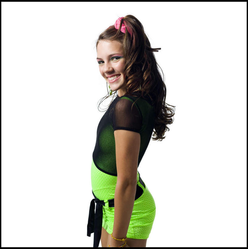 西方人,一个人,站,笑,微笑,露齿笑,竖图,室内,白天,白色背景,侧面,欧洲,欧洲人,仅一个年轻女性,仅一个女性,仅一个人,服装,装饰,头饰,扭头,注视,衣服,绿色,发饰,饰品,观察,看,站着,转头,摄影,服饰,影棚,观看,华丽,修饰,点缀,察看,衣着,穿着,关注,表演服,头绳,演出服,配饰,衬托,美观,雅致,雅观,衣饰,道具服,年轻女性,女人,女性,白种人,站立,半身,彩图,影棚拍摄,拍摄,发绳