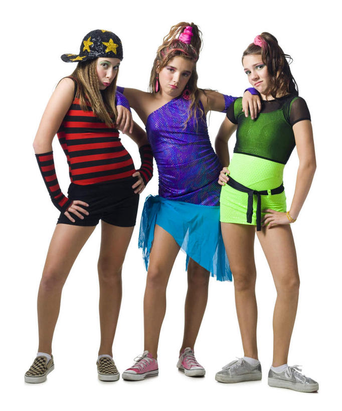 西方人,三个人,家庭,竖图,室内,白天,白色背景,正面,裙子,帽子,欧洲,欧洲人,服装,装饰,头饰,休闲装,运动帽,衣服,黑色,发饰,饰品,休闲,温暖,温馨,一家人,休闲服,鸭舌帽,短裙,摄影,服饰,影棚,半身裙,华丽,修饰,点缀,和睦,头绳,配饰,衬托,美观,雅致,雅观,年轻女性,女人,女性,白种人,彩图,全身,影棚拍摄,拍摄,融洽,发绳