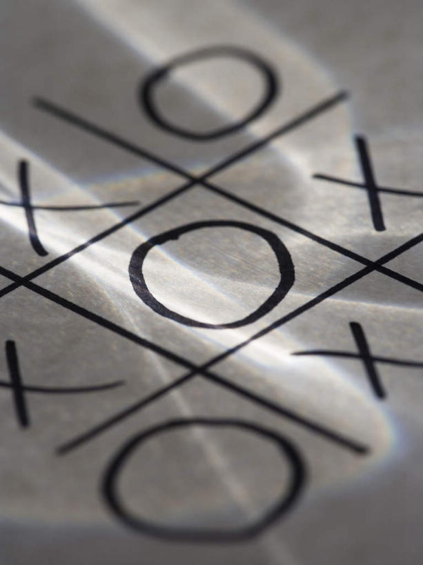 无人,竖图,俯视,室内,特写,白天,游戏,静物,英文,标志,文字,纸,字符,字母,玩,娱乐,标识,休闲,摄影,影棚,活动,英文字母,发泄,消遣,智力,宣泄,玩耍,嬉戏,彩图,高角度拍摄,影棚拍摄,拍摄,井字游戏,连珠游戏