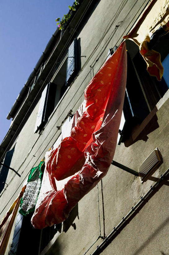 无人,家,竖图,室外,白天,仰视,度假,美景,窗户,城市风光,城市,意大利,欧洲,威尼斯,吊挂,悬挂,阴影,服装,光线,影子,房屋,墙,屋子,景观,公寓,挂,娱乐,洋房,楼房,玻璃窗,墙壁,墙面,住宅,衣服,蓝色,蓝天,天空,阳光,晾衣绳,绳子,天,享受,休闲,景色,放松,服饰,晴朗,衣着,穿着,南欧,万里无云,意大利共和国,衣饰,布拉诺岛,晴空,晴空万里,彩图,低角度拍摄,房子