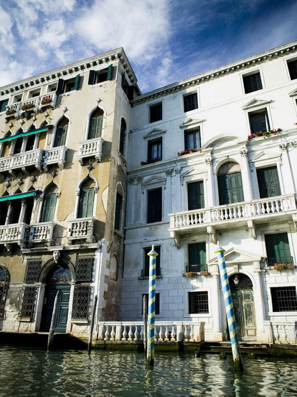 无人,家,栏杆,露台,竖图,室外,白天,仰视,度假,河流,美景,水,窗户,阳台,城市风光,城市,意大利,欧洲,威尼斯,一排,阴影,整齐,并列,并排,光线,影子,房屋,墙,屋子,河水,景观,水流,云,云朵,公寓,围栏,云彩,娱乐,洋房,护栏,楼房,玻璃窗,墙壁,墙面,住宅,排列,蓝色,白云,倒影,蓝天,天空,阳光,天,享受,休闲,景色,放松,晴朗,倒映,队列,南欧,平行,意大利共和国,布拉诺岛,反照,晴空,彩图,低角度拍摄,房子,露天阳台