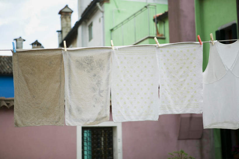 无人,家,横图,室外,白天,正面,度假,美景,城市风光,城市,意大利,欧洲,威尼斯,一排,吊挂,悬挂,阴影,服装,整齐,光线,木制,影子,房屋,墙,屋子,景观,云,云朵,公寓,挂,云彩,娱乐,洋房,楼房,墙壁,墙面,住宅,排列,衣服,蓝色,绿色,白云,蓝天,天空,阳光,夹子,晾衣绳,木制品,绳子,天,享受,休闲,景色,放松,服饰,晴朗,衣着,穿着,队列,南欧,衣夹,意大利共和国,衣饰,布拉诺岛,晴空,彩图,房子