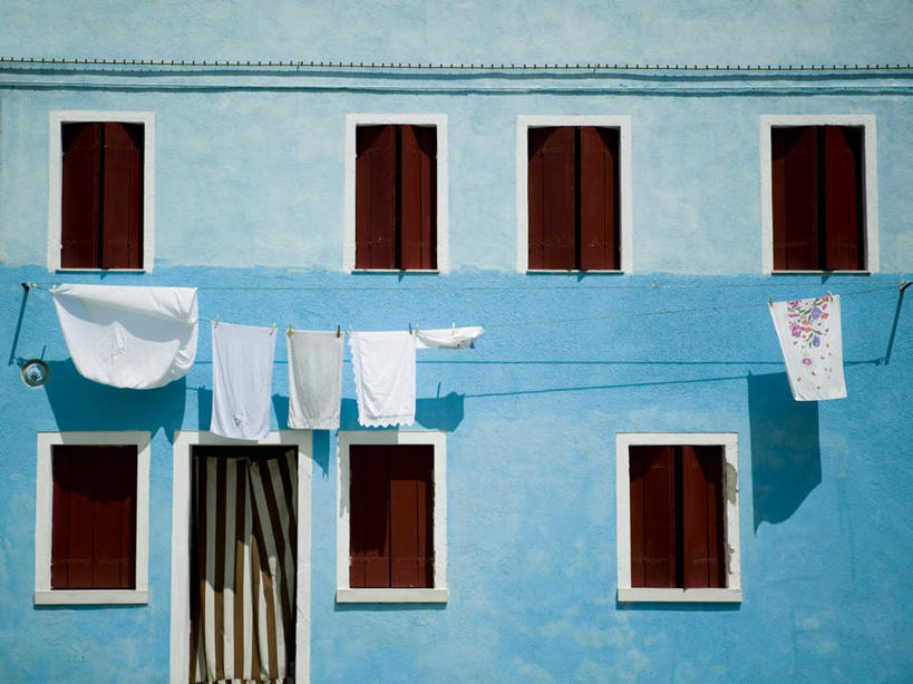 无人,家,横图,室外,白天,正面,度假,美景,窗户,城市风光,城市,意大利,欧洲,威尼斯,一排,吊挂,悬挂,服装,整齐,房屋,墙,屋子,景观,公寓,挂,娱乐,洋房,楼房,玻璃窗,墙壁,墙面,住宅,排列,衣服,蓝色,晾衣绳,绳子,享受,休闲,景色,放松,服饰,衣着,穿着,队列,南欧,意大利共和国,衣饰,布拉诺岛,彩图,房子