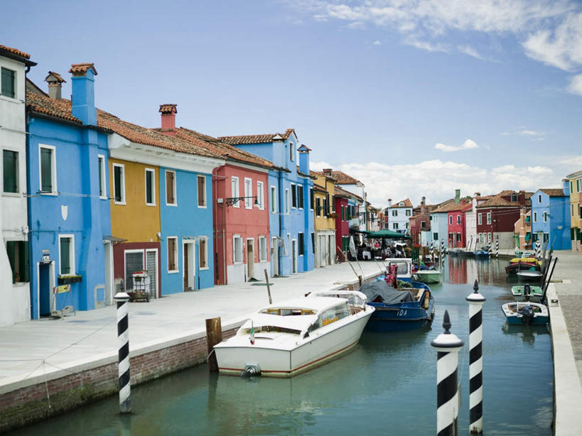 无人,家,横图,室外,白天,正面,度假,河流,美景,水,城市风光,城市,道路,路,轮船,船,意大利,欧洲,威尼斯,阴影,光线,影子,房屋,屋子,河水,景观,水流,云,云朵,公寓,小路,交通,云彩,娱乐,洋房,楼房,住宅,蓝色,白云,倒影,蓝天,天空,阳光,交通工具,天,享受,休闲,景色,放松,晴朗,倒映,南欧,载具,意大利共和国,布拉诺岛,反照,晴空,彩图,房子