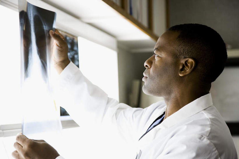 西方人,一个人,医生,医院,站,横图,x光片,室内,白天,侧面,工作服,制服,欧洲,非洲,黑人,欧洲人,仅一个男性,仅一个人,握,检查,辐射,科学,医学,拿,拿着,注视,仅一个年轻男性,观察,看,站着,医护人员,医疗人员,握着,灯箱,观看,察看,医疗,医疗设备,科学技术,x射线,白大褂,关注,医疗器械,x光,医疗机构,看片灯箱,工作制服,男人,男性,年轻男性,非洲人,大夫,站立,半身,彩图,工作套服,病院,诊所,电磁波,电磁辐射