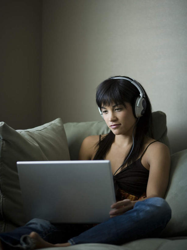 西方人,一个人,客厅,坐,盘腿,竖图,室内,白天,正面,通讯,客服,电脑,笔记本电脑,靠垫,沙发,吊带,欧洲,欧洲人,仅一个年轻女性,仅一个女性,仅一个人,服装,裤子,网络,信息,墙,靠枕,话务员,注视,吊带衫,牛仔裤,通讯设备,墙壁,墙面,衣服,耳机,耳麦,话筒,抱枕,枕头,观察,看,服务,通信,服饰,观看,协调,察看,无线,麦克风,起居室,头戴式耳麦,衣着,穿着,关注,销售,通信设备,无线网络,布艺沙发,无线上网,便携式电脑,客服人员,电话销售,接待员,衣饰,客堂,手提电脑,年轻女性,女人,女性,白种人,接线员,盘腿而坐,盘膝,盘着腿的,盘着腿坐,双腿交叉,坐着,彩图,全身,头戴式耳机