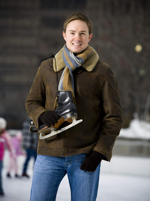 西方人,一个人,站,笑,微笑,露齿笑,竖图,室外,白天,正面,锻炼,旅游,度假,运动,滚轴溜冰,建筑,欧洲,欧洲人,仅一个男性,仅一个人,仅一个中年男性,戴,握,服装,裤子,装饰,旱冰鞋,溜冰鞋,拿,拿着,注视,牛仔裤,娱乐,外套,衣服,手套,围巾,观察,看,站着,享受,休闲,温暖,轮滑鞋,放松,握着,服饰,围脖,观看,保暖,华丽,点缀,戴着,察看,夹克,衣着,御寒,穿着,关注,室外运动,户外运动,滑冰鞋,修建,衬托,美观,雅致,雅观,单排轮滑,修筑,衣饰,茄克,溜冰,轮滑,男人,男性,中年男性,白种人,站立,半身,彩图,健身