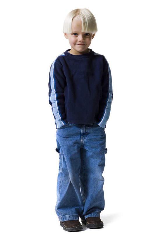 西方人,儿童,头发,一个人,站,笑,微笑,露齿笑,竖图,室内,白天,白色背景,正面,纯洁,鞋子,欧洲,欧洲人,仅一个男性,仅一个人,服装,裤子,深蓝色,注视,牛仔裤,外套,小孩,衣服,黄色,蓝色,观察,看,站着,仅一个小孩,可爱,童年,童趣,摄影,服饰,影棚,观看,幽默,察看,双手插袋,衣着,穿着,关注,诙谐,手插袋,童真,烂漫,无邪,双手抄兜,双手放兜,衣饰,风趣,天真,男孩,男人,男性,白种人,孩子,插兜,两手抄兜,两手放兜,手插兜,手放口袋,站立,彩图,全身,影棚拍摄,拍摄,男生,手抄兜