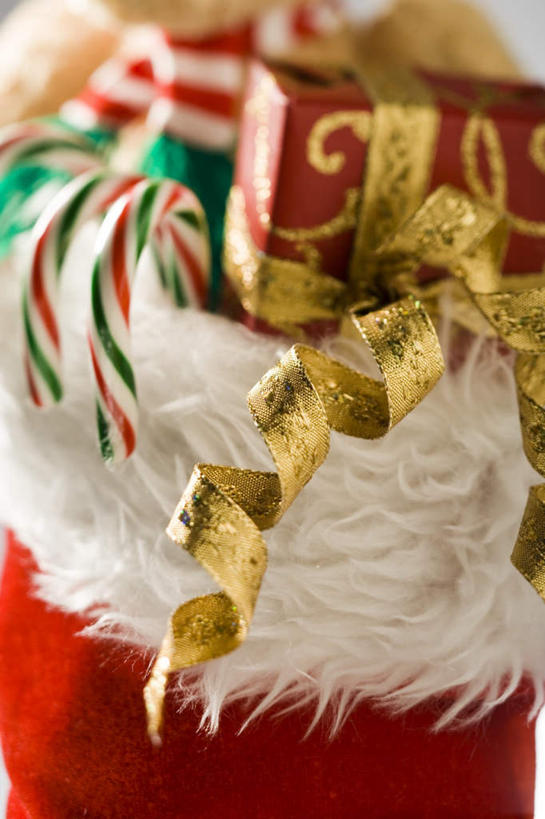 无人,竖图,室内,特写,白天,正面,静物,礼盒,礼物,圣诞节,许多,节日,朦胧,模糊,庆祝,丝绸,丝带,纸盒,缎带,很多,文化,袜子,绸带,盒子,一只,红色,包装盒,礼品盒,庆典,礼品,纪念,长袜,长筒袜,长统袜,彩图