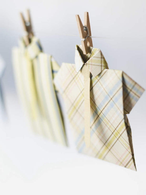 无人,竖图,室内,特写,白天,白色背景,正面,衬衫,静物,两条,吊挂,悬挂,木制,领带,挂,两个,夹子,晾衣绳,木制品,绳子,两件,摄影,影棚,象征,庄重,身份,衣夹,正式,地位,彩图,影棚拍摄,衬衣,拍摄