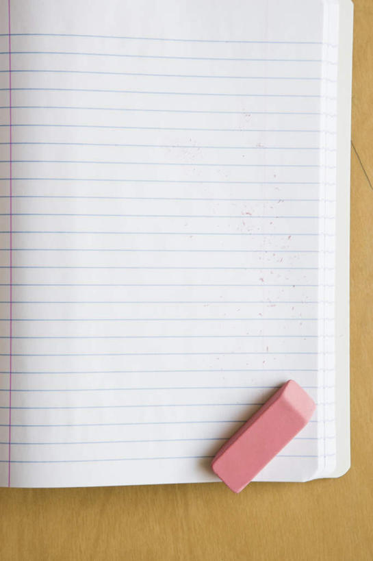 无人,竖图,俯视,室内,特写,白天,桌面,桌子,静物,一本,木制,记事本,一个,粉色,白色,本子,笔记本,木制品,橡皮,单个,彩图,高角度拍摄