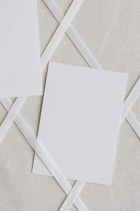 无人,竖图,俯视,室内,特写,白天,桌面,桌子,静物,两张,木制,丝绸,丝带,纸,缎带,四根,绸带,白色,木制品,彩图,高角度拍摄