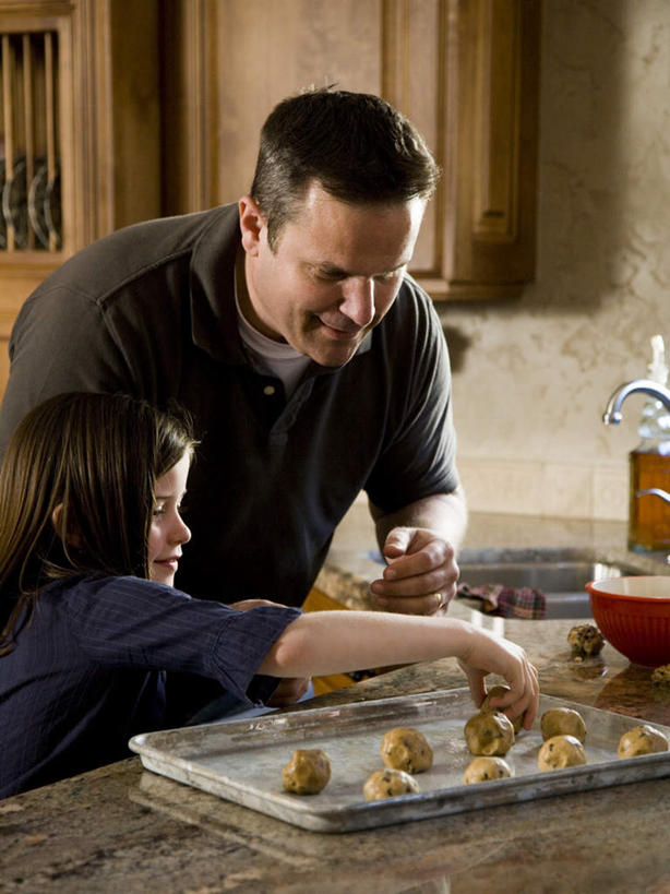 西方人,儿童,中年人,两个人,家庭,父亲,女儿,站,躺,笑,微笑,竖图,室内,白天,正面,纯洁,餐桌,厨房,柜子,桌子,餐具,欧洲,欧洲人,弯腰,握,服装,碟子,盘,水龙头,陶瓷,食品,糖,糖果,甜点,甜品,陶瓷制品,储物柜,拿,拿着,注视,休闲装,开关,食物,小孩,衣服,盘子,容器,碟,碗,甜食,巧克力,打开,低头,观察,看,站着,休闲,温暖,温馨,父女,一家人,休闲服,父爱,可爱,童年,童趣,握着,服饰,餐台,观看,储藏,朱古力,阀门,和睦,察看,开启,储存,关注,脆饼,童真,烂漫,无邪,弯身,垂头,水咀,储备,蕴藏,贮备,天真,男人,男性,女孩,中年男性,白种人,孩子,躺着,站立,半身,彩图,灶间,融洽,贮存,女生