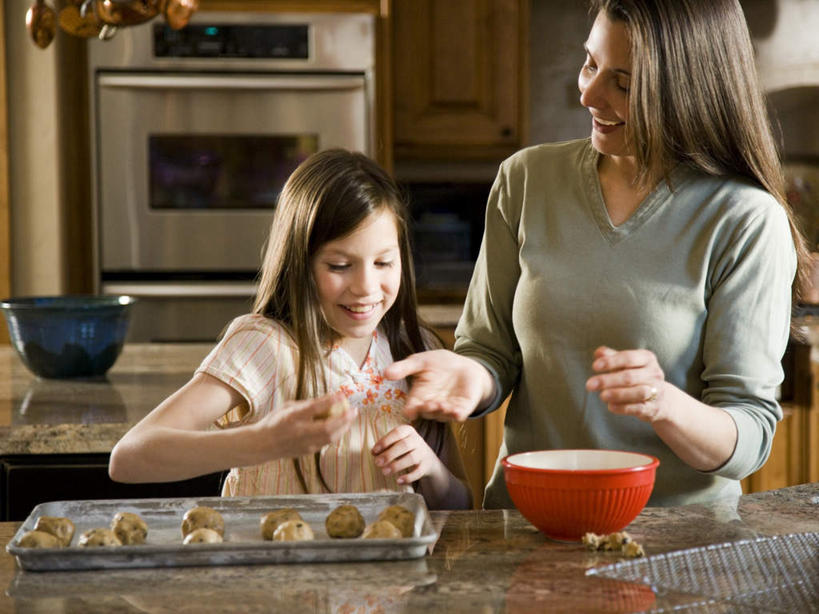 西方人,儿童,中年人,两个人,家庭,母亲,女儿,站,笑,微笑,露齿笑,横图,室内,白天,正面,纯洁,餐桌,厨房,柜子,桌子,餐具,欧洲,欧洲人,握,服装,碟子,盘,陶瓷,食品,糖,糖果,甜点,甜品,陶瓷制品,储物柜,拿,拿着,注视,休闲装,食物,小孩,衣服,盘子,容器,碟,碗,甜食,巧克力,观察,看,站着,休闲,温暖,温馨,母女,一家人,休闲服,可爱,母爱,童年,童趣,握着,服饰,餐台,观看,储藏,朱古力,和睦,察看,储存,关注,脆饼,童真,烂漫,无邪,储备,蕴藏,贮备,天真,女孩,女人,女性,中年女性,白种人,孩子,站立,半身,彩图,灶间,融洽,贮存,女生