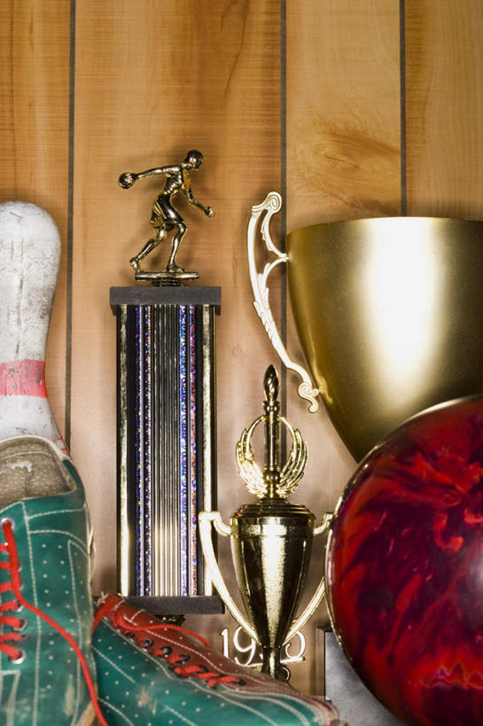 无人,竖图,室内,特写,白天,正面,运动鞋,锻炼,成功,胜利,运动,保龄球,桌面,桌子,静物,鞋子,一双,木制,墙,保龄球瓶,速度,娱乐,运动器械,墙壁,墙面,球,一个,白色,木制品,健身器械,光彩,力量,平衡,单个,技巧,协调,健身器材,荣誉,灵敏,奖品,柔韧,趣味,耐力,抗争,球瓶,荣耀,指孔,光荣,体育,地滚球,彩图,健身,保龄球鞋,运动器材,奖杯