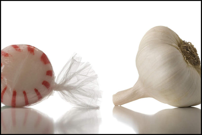 无人,横图,室内,特写,白天,白色背景,正面,桌面,桌子,蔬菜,蒜,新鲜,木制,食品,糖,糖果,甜点,甜品,蒜头,食物,一个,木制品,甜食,摄影,有机食品,绿色食品,影棚,单个,薄荷糖,硬糖,胡蒜,大蒜,彩图,影棚拍摄,拍摄