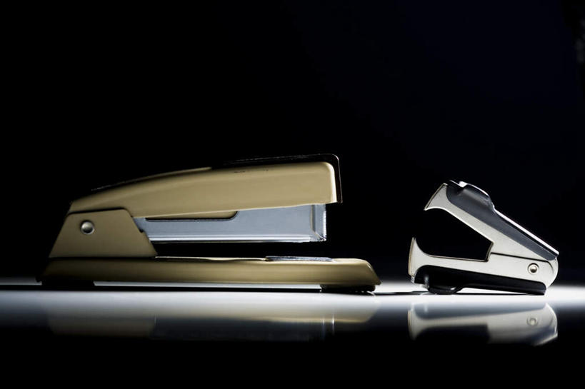 无人,横图,室内,特写,白天,正面,静物,连接,黑色背景,组合,办公用品,订书机,两个,黄色,黑色,倒影,摄影,影棚,链接,倒映,装订,拼接,杠杆,拼凑,订书器,拼合,凑集,聚合,撮合,链结,缝合,反照,彩图,影棚拍摄,拍摄