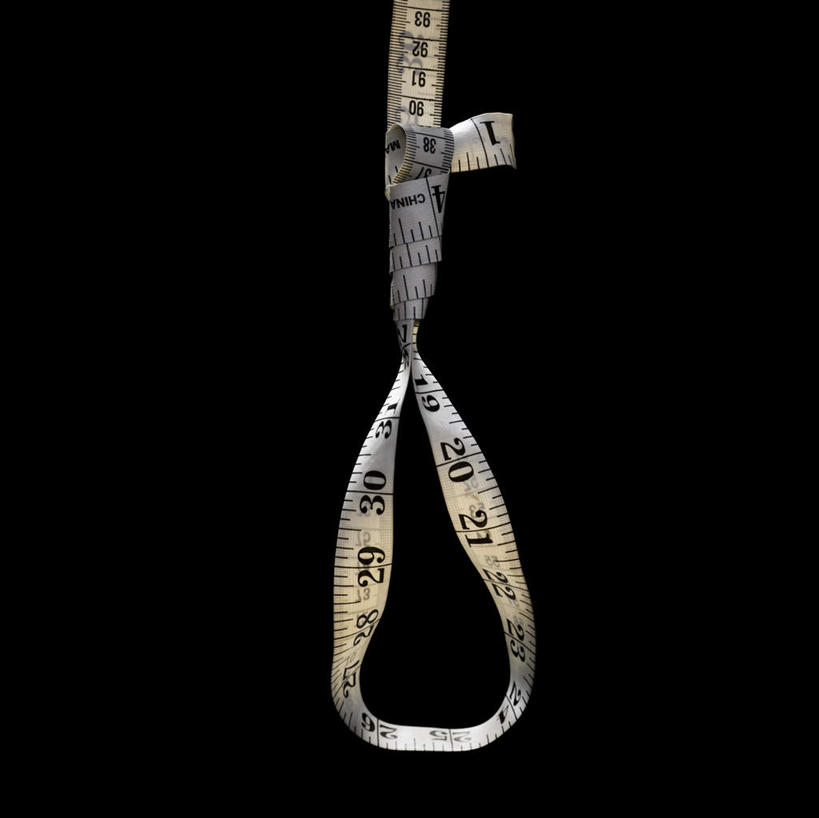 无人,横图,室内,特写,白天,正面,静物,一条,黑色背景,环绕,缠绕,测量,皮尺,刻度,尺,保养,保健,摄影,影棚,测量工具,尺子,减肥,腰围尺,瘦身,纠缠,量具,量仪,塑料卷尺,彩图,影棚拍摄,拍摄