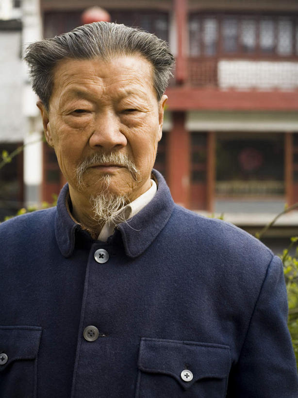 东方人,脸,头,脸颊,胡须,一个人,家,站,竖图,室外,特写,白天,正面,制服,亚洲,仅一个男性,仅一个人,服装,朦胧,模糊,房屋,屋子,公寓,注视,黄种人,洋房,楼房,肩膀,中山装,住宅,衣服,观察,看,站着,仅一个老年男性,服饰,观看,察看,衣着,穿着,关注,衣饰,老年男性,男人,男性,亚洲人,头部,胡子,小胡子,脸部,脸蛋,面部,站立,半身,彩图,房子,毛装,人民服