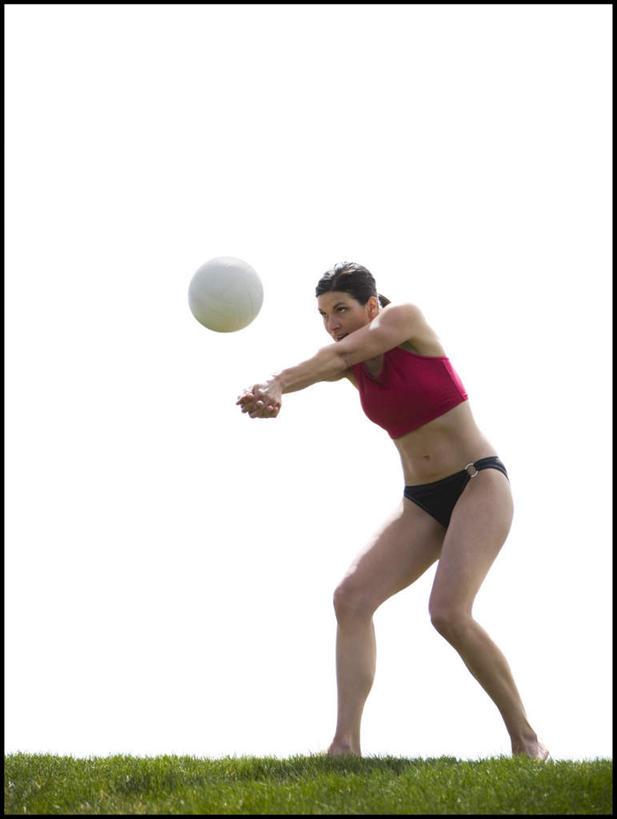 西方人,一个人,站,举,竖图,室外,白天,仰视,泳装,比基尼,排球,草地,草坪,植物,欧洲,欧洲人,仅一个女性,仅一个人,握,排球装备,沙滩排球,注视,运动器械,草,绿色,天空,天,观察,看,托,站着,仅一个中年女性,健身器械,握着,晴朗,观看,察看,关注,健身器材,沙排,万里无云,排球运动,女人,女性,中年女性,白种人,晴空,晴空万里,举起,举手,举着,向上举,向上伸,向上托,站立,彩图,低角度拍摄,全身,三点式,泳衣,运动器材