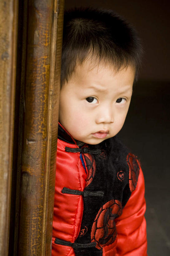 西方人,儿童,一个人,站,竖图,室内,白天,正面,纯洁,门,欧洲,欧洲人,仅一个男性,仅一个人,服装,注视,小孩,衣服,红色,门框,观察,看,站着,仅一个小孩,温暖,棉衣,可爱,童年,童趣,服饰,观看,保暖,察看,御寒,关注,童真,烂漫,无邪,棉袄,棉服,冬装,天真,男孩,男人,男性,白种人,孩子,站立,半身,彩图,袄子,棉被服,男生