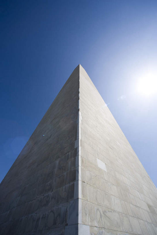 无人,竖图,室外,白天,仰视,旅游,度假,名胜古迹,太阳,标志建筑,地标,建筑,美国,阴影,遗迹,光线,影子,纪念碑,纪念馆,建筑群,首都,古迹,文物,娱乐,建设,古建筑,蓝色,蓝天,天空,阳光,天,享受,休闲,旅游胜地,放松,晴朗,北美,北美洲,美洲,古文明,华盛顿特区,华盛顿纪念碑,万里无云,华盛顿哥伦比亚特区,华府,华盛顿纪念塔,北亚美利加洲,亚美利加洲,晴空,晴空万里,彩图,低角度拍摄