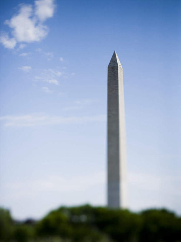 无人,竖图,室外,白天,仰视,旅游,度假,名胜古迹,树林,植物,标志建筑,地标,建筑,美国,阴影,朦胧,模糊,遗迹,光线,影子,云,云朵,纪念碑,纪念馆,首都,云彩,古迹,文物,娱乐,建设,古建筑,树,树木,蓝色,绿色,白云,蓝天,天空,阳光,自然,天,享受,休闲,旅游胜地,放松,生长,晴朗,成长,北美,北美洲,美洲,古文明,华盛顿特区,华盛顿纪念碑,华盛顿哥伦比亚特区,华府,华盛顿纪念塔,北亚美利加洲,亚美利加洲,晴空,彩图,低角度拍摄