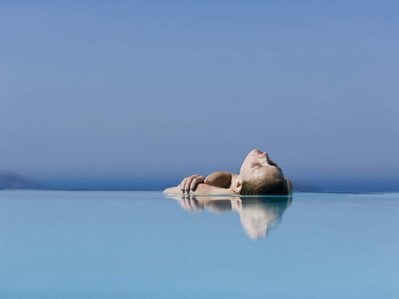 西方人,一个人,游泳池,躺,闭眼,横图,室外,白天,正面,水,欧洲,欧洲人,仅一个年轻女性,仅一个女性,仅一个人,阴影,光线,影子,水池,水面,水平线,辽阔,海平线,泳池,蓝色,蓝天,天空,阳光,天,广阔,晴朗,一望无际,万里无云,无边无际,一马平川,卧着,年轻女性,女人,女性,白种人,晴空,晴空万里,闭眼睛,闭着眼,闭着眼睛,抬头,躺着,卧,仰头,半身,彩图,水天相接,水天一线