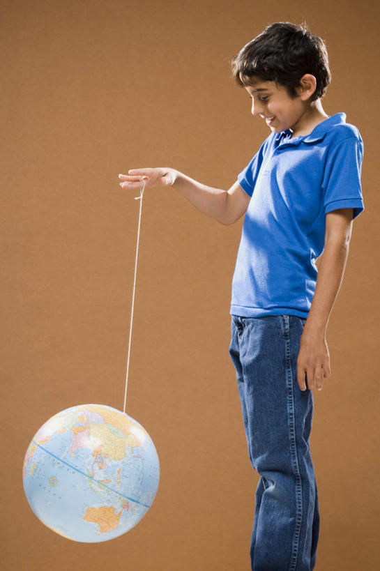 西方人,儿童,一个人,站,举,笑,微笑,露齿笑,竖图,室内,白天,侧面,游戏,纯洁,仪器,海洋,地图,玩具,欧洲,欧洲人,仅一个男性,仅一个人,阴影,棕色背景,服装,反射,网格,地球仪,线条,影子,世界地图,地球,陆地,玩,全球,注视,休闲装,娱乐,球,小孩,衣服,经纬线,模型,观察,看,托,站着,仅一个小孩,休闲,球体,休闲服,可爱,童年,童趣,益智,摄影,地理,国家,服饰,影棚,观看,活动,大陆,察看,世界,发泄,关注,消遣,智力,溜溜球,悠悠球,纬线,版图,经线,童真,烂漫,无邪,经纬仪,地理学,宣泄,天真,男孩,男人,男性,白种人,孩子,举起,举手,举着,玩耍,嬉戏,向上举,向上伸,向上托,站立,半身,彩图,影棚拍摄,拍摄,大洋,大洲,男生