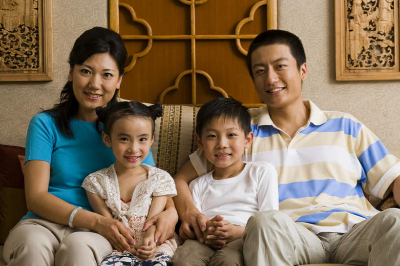 东方人,儿童,中年人,四个人,家庭,夫妻,母亲,父亲,女儿,儿子,客厅,坐,抱,笑,微笑,露齿笑,横图,室内,白天,正面,爱情,纯洁,沙发,雕塑,亚洲,服装,艺术,装饰,雕刻,雕像,墙,浪漫,注视,休闲装,黄种人,墙壁,墙面,装饰品,小孩,衣服,白色,饰品,手链,首饰,工艺品,观察,看,休闲,温暖,温馨,父女,父子,母女,母子,一家人,休闲服,恩爱,父爱,可爱,母爱,童年,童趣,恋人,服饰,手镯,抱着,观看,纪念,美术,和睦,察看,起居室,搂着,关注,主题,镯子,陈列,布艺沙发,童真,烂漫,无邪,功能,美学,客堂,天真,男孩,男人,男性,女孩,女人,女性,中年男性,中年女性,亚洲人,孩子,夫妇,情侣,搂,搂抱,坐着,半身,彩图,玉镯,伴侣,融洽,男生,女生