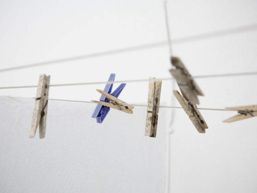 无人,横图,室外,特写,白天,正面,吊挂,悬挂,服装,木制,挂,衣服,夹子,晾衣绳,木制品,绳子,服饰,衣着,穿着,衣夹,衣饰,彩图