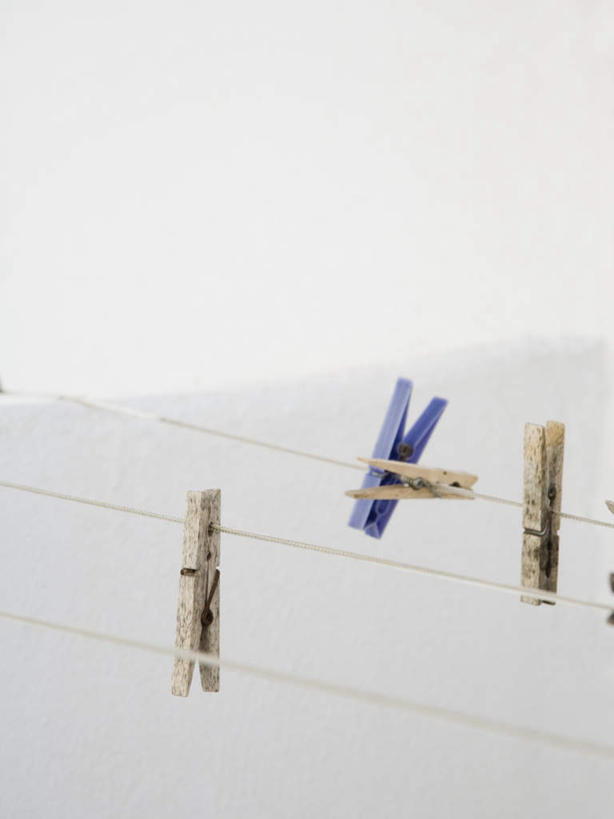 无人,竖图,室外,特写,白天,正面,吊挂,悬挂,服装,木制,挂,衣服,夹子,晾衣绳,木制品,绳子,服饰,衣着,穿着,衣夹,衣饰,彩图