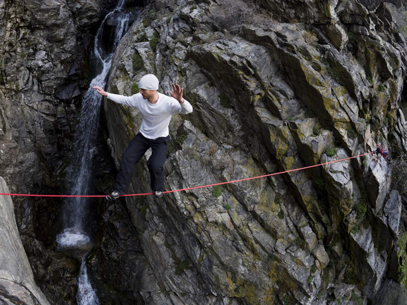西方人,一个人,站,伸展双臂,横图,俯视,室外,白天,锻炼,旅游,度假,探险,运动,石头,瀑布,山,山脉,水,欧洲,欧洲人,仅一个男性,仅一个人,仅一个中年男性,飞溅,服装,溅,钢丝,石子,液体,山峰,水滴,山峦,注视,休闲装,娱乐,极限运动,水珠,衣服,群山,观察,看,站着,享受,休闲,休闲服,放松,服饰,观看,察看,关注,喷洒,室外运动,户外运动,沉积岩,走钢丝,水成岩,冒险,体育,男人,男性,中年男性,白种人,跌水,石块,岩石,敞开双臂,伸开双臂,展开双肩,站立,张开手臂,张开双臂,彩图,高角度拍摄,全身,健身,达瓦孜