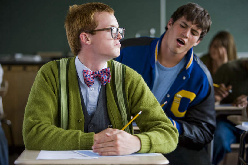 西方人,三个人,伙伴,朋友,学校,坐,横图,室内,白天,正面,友谊,桌子,欧洲,欧洲人,握,服装,笔,眼镜,纸,办公用品,拿,拿着,注视,休闲装,书桌,校园,文具,衣服,课桌,铅笔,学习用品,黑板,观察,看,休闲,教室,同学,休闲服,教学,握着,服饰,观看,试卷,文具用品,察看,书写,考试,校友,关注,测验,考卷,近视眼镜,考察,作弊,同窗,学友,耐磨,评比,教学黑板,友情,男人,男性,年轻男性,年轻女性,女人,女性,白种人,坐着,半身,彩图