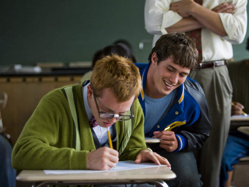 西方人,三个人,伙伴,朋友,教师,学校,站,坐,笑,双手交叉,微笑,露齿笑,横图,室内,白天,正面,友谊,桌子,欧洲,欧洲人,握,服装,笔,眼镜,纸,办公用品,领带,拿,拿着,注视,休闲装,书桌,校园,文具,衣服,课桌,铅笔,学习用品,黑板,低头,观察,看,站着,休闲,教室,同学,休闲服,教学,握着,服饰,观看,试卷,文具用品,察看,书写,双手抱胸,考试,象征,庄重,校友,关注,测验,身份,考卷,近视眼镜,考察,作弊,正式,地位,同窗,学友,垂头,耐磨,评比,教学黑板,友情,男人,男性,年轻男性,中年男性,白种人,讲师,教授,老师,站立,坐着,半身,彩图