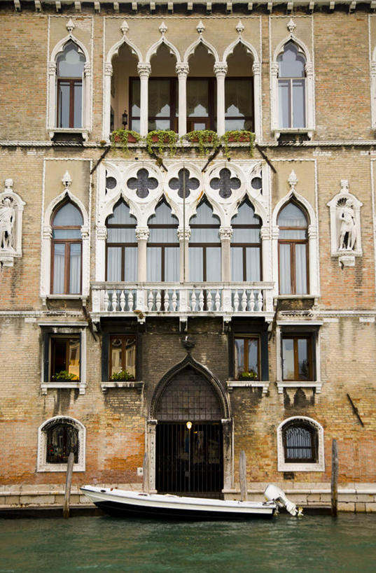 无人,露台,竖图,室外,白天,仰视,度假,河流,美景,水,窗户,窗帘,城市风光,城市,船,意大利,欧洲,威尼斯,一艘,停靠,阴影,装饰,光线,影子,河水,景观,水流,木船,娱乐,玻璃窗,阳光,帘子,交通工具,享受,休闲,遮阳,景色,放松,华丽,修饰,点缀,舟,南欧,停泊,载具,贡多拉,意大利共和国,衬托,美观,雅致,雅观,公朵拉,彩图,低角度拍摄,晒台,天台,眺望台