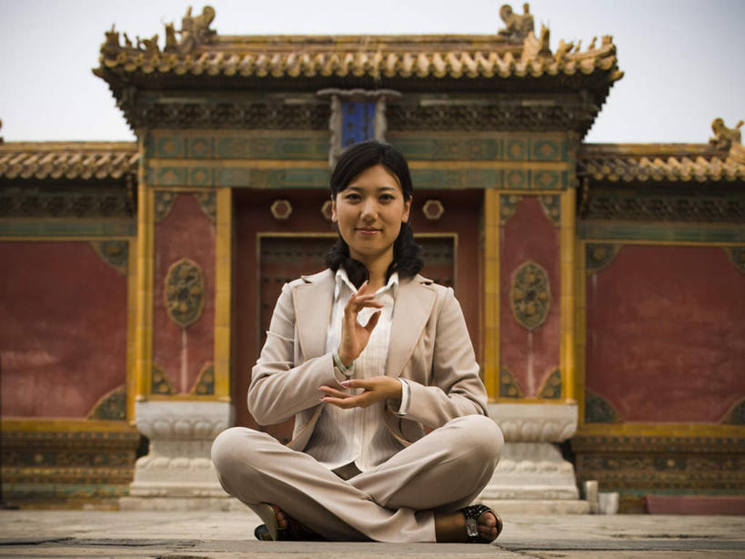 东方人,无名指,小指,一个人,商务人士,商务女性,寺庙,坐,盘腿,横图,室外,白天,正面,旅游,度假,标志建筑,地标,建筑,亚洲,仅一个女性,仅一个人,套装,塔,注视,黄种人,娱乐,建设,宝塔,庙宇,观察,看,手势,仅一个中年女性,享受,休闲,旅游胜地,放松,搭,观看,兰花指,察看,食指,搭着,关注,商务装,工薪阶层,浮图,浮屠,君子指,女人,女性,中年女性,亚洲人,白领,上班族,盘腿而坐,盘膝,盘着腿的,盘着腿坐,双腿交叉,坐着,彩图,全身,庙,寺