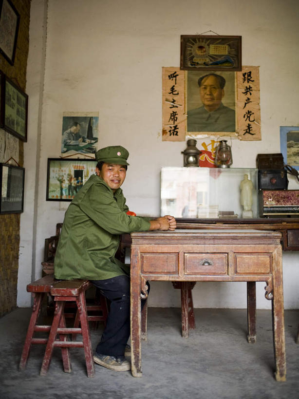 东方人,一个人,坐,竖图,照片,室内,白天,侧面,制服,桌面,桌子,帽子,亚洲,仅一个男性,仅一个人,仅一个中年男性,木制,毛泽东,墙,扭头,注视,黄种人,墙壁,墙面,衣服,木制品,观察,看,转头,摄影,军帽,主席,观看,军人,察看,领导,军装,关注,挂画,军服,毛主席,一顶,二十八画生,润之,诗人,石三伢子,咏芝,革命家,理论家,首脑,战略家,男人,男性,中年男性,亚洲人,相片,装饰画,坐着,彩图,全身,拍摄,照相