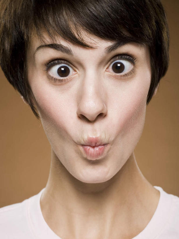 西方人,脸,头,眼睛,嘴,脸颊,头发,一个人,竖图,室内,特写,白天,正面,欧洲,欧洲人,瞳孔,仅一个年轻女性,仅一个女性,仅一个人,棕色背景,服装,棕色,注视,休闲装,肩膀,衣服,嘟嘴,观察,看,休闲,休闲服,撅嘴,眼部,摄影,服饰,影棚,观看,斗鸡眼,察看,关注,对眼,内斜,年轻女性,女人,女性,白种人,头部,直发,脸部,脸蛋,面部,眼,嘴巴,嘴唇,半身,彩图,影棚拍摄,拍摄,短发