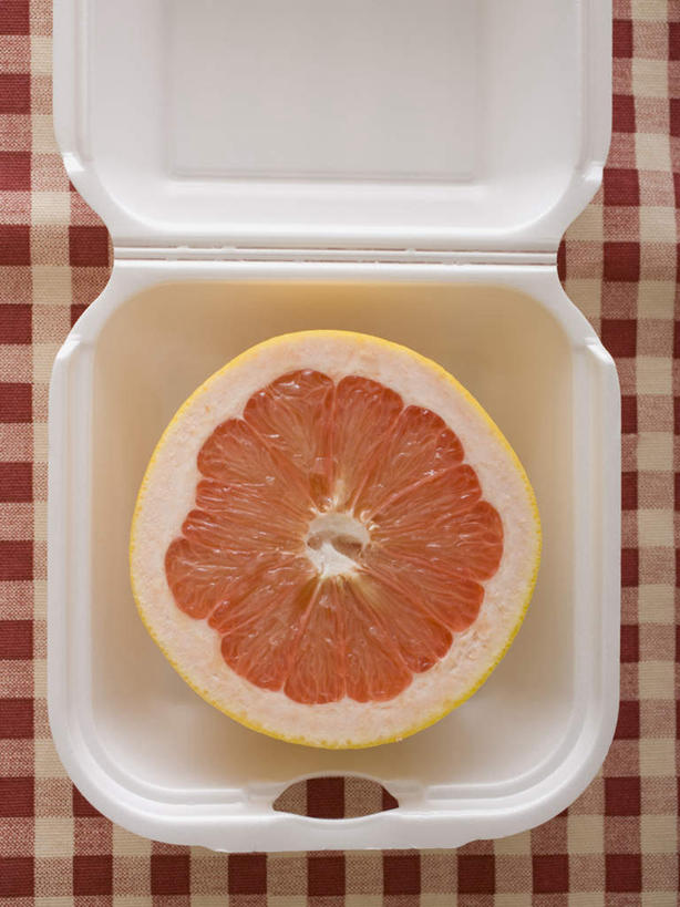 无人,竖图,俯视,室内,特写,白天,餐具,水果,阴影,新鲜,反射,布料,方格,格子,影子,生食,食品,果实,布纹,葡萄柚,桌布,食物,一个,红色,白色,餐巾,容器,台布,西柚,有机食品,绿色食品,单个,储藏,储存,一次性饭盒,朱栾,进餐用具,彩图,高角度拍摄,一次性餐盒,贮存