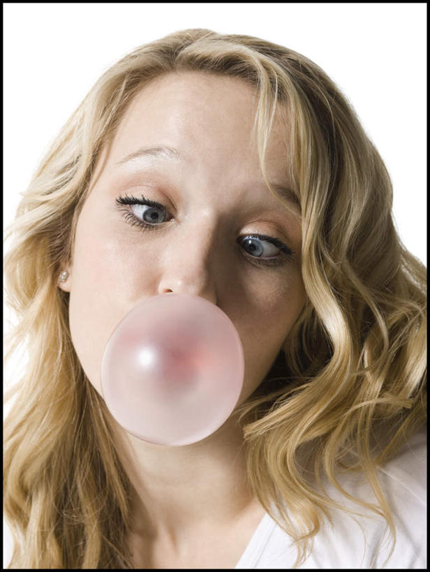 西方人,脸,头,眼睛,脸颊,头发,一个人,竖图,室内,特写,白天,正面,欧洲,欧洲人,瞳孔,仅一个年轻女性,仅一个女性,仅一个人,服装,食品,糖果,软糖,注视,休闲装,肩膀,食物,一个,衣服,粉色,甜食,吹,观察,看,休闲,休闲服,金色,眼部,服饰,单个,观看,斗鸡眼,泡泡糖,察看,关注,对眼,内斜,年轻女性,女人,女性,白种人,头部,长发,卷发,脸部,脸蛋,面部,眼,半身,彩图