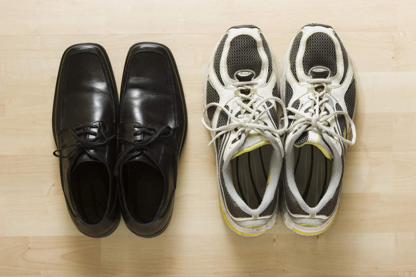 无人,横图,俯视,室内,特写,白天,鞋,运动鞋,地板,静物,鞋子,一双,阴影,反射,影子,皮革,地面,木地板,黑色,休闲鞋,彩图,高角度拍摄,皮鞋