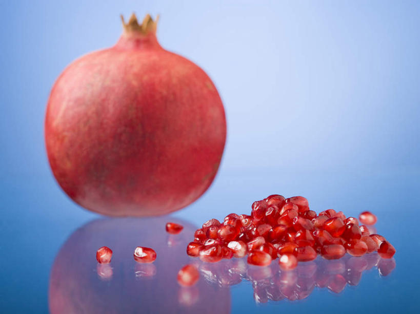 无人,横图,室内,特写,白天,正面,石榴,水果,阴影,蓝色背景,新鲜,反射,影子,生食,食品,果实,食物,红色,摄影,有机食品,绿色食品,影棚,石榴籽,涂林,若榴,金罂,金庞,丹若,安石榴,彩图,影棚拍摄,拍摄