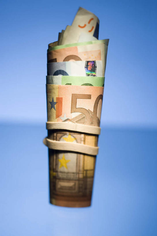 无人,竖图,室内,特写,白天,正面,钱,静物,阴影,蓝色背景,反射,钱币,影子,办公用品,欧元,文具,学习用品,钞票,金融,纸币,摄影,影棚,经济,捆绑,文具用品,流通,纸钞,贸易,绑缚,橡皮圈,货币,现金,彩图,影棚拍摄,拍摄