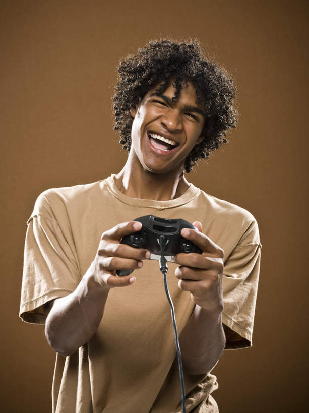 西方人,一个人,站,笑,微笑,露齿笑,竖图,室内,白天,正面,游戏,欧洲,非洲,黑人,欧洲人,仅一个男性,仅一个人,握,棕色背景,服装,玩,注视,休闲装,娱乐,仅一个年轻男性,一个,衣服,观察,看,站着,休闲,休闲服,握着,摄影,服饰,游戏机,影棚,单个,观看,活动,手柄,控制,察看,游戏手柄,发泄,关注,消遣,智力,宣泄,男人,男性,年轻男性,非洲人,玩耍,嬉戏,站立,半身,彩图,影棚拍摄,拍摄