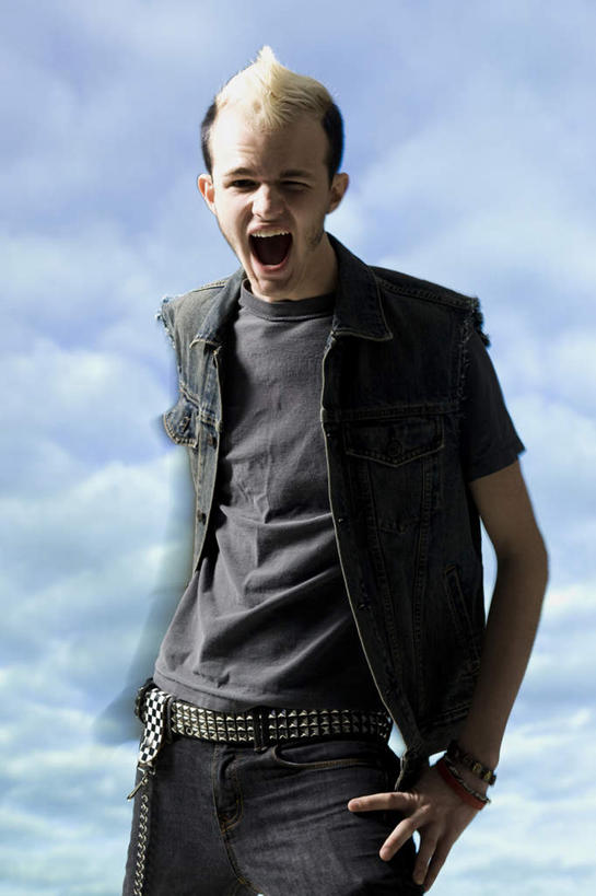 西方人,一个人,站,竖图,室外,白天,正面,欧洲,欧洲人,仅一个男性,仅一个人,阴影,服装,光线,影子,云,云朵,云彩,注视,休闲装,手叉腰,仅一个年轻男性,衣服,蓝色,白云,蓝天,天空,阳光,天,叉腰,观察,看,站着,张嘴,休闲,休闲服,服饰,晴朗,观看,察看,关注,张大嘴巴,莫西干头,莫西干发型,莫西干头型,男人,男性,年轻男性,白种人,晴空,张开嘴,站立,半身,彩图